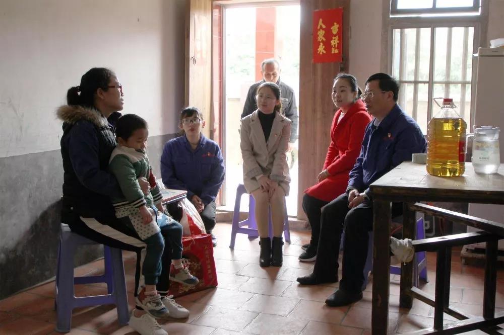 三寶集團(tuán)黨委開展“暖心工程”，走訪慰問(wèn)困難黨員和職工
